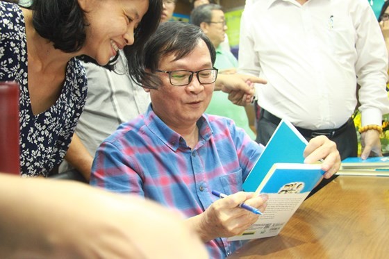 Nhà vÄn Nguyá»
n Nháºt Ãnh gây hứng thú vá»i âCảm Æ¡n ngưá»i lá»nâ ảnh 5