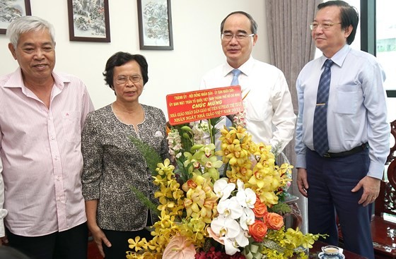 Bà thư Thà nh á»§y TPHCM Nguyá»
n Thiá»n Nhân thÄm và chúc mừng các nhà giáo tiêu biá»u ảnh 2