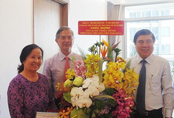 Bà thư Thà nh á»§y TPHCM Nguyá»
n Thiá»n Nhân thÄm và chúc mừng các nhà giáo tiêu biá»u ảnh 4