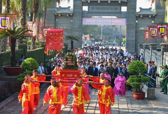 Lãnh Äạo TPHCM dâng cúng bánh tét Quá»c tá» Hùng Vương ảnh 4