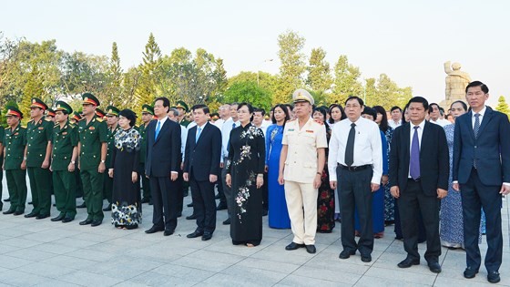 HCMC presents Tet offering to founders of nation, city ảnh 1