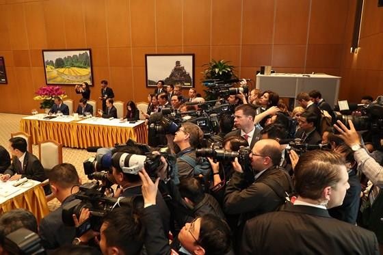 PM Nguyen Xuan Phuc meets US leader ảnh 11