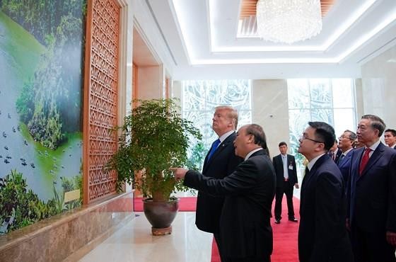 PM Nguyen Xuan Phuc meets US leader ảnh 3