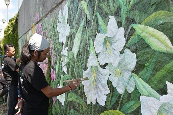 French, Vietnamese flowers featured on dyke wall along Seine river bank ảnh 2