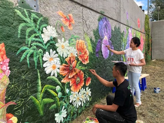 French, Vietnamese flowers featured on dyke wall along Seine river bank ảnh 1