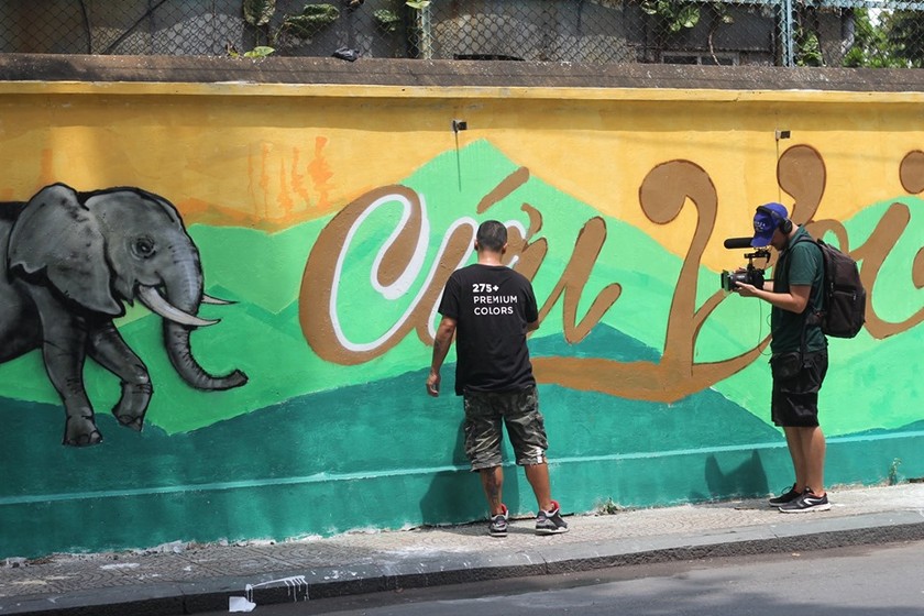 Wildlife Street Art Bus Tour program ends in HCMC ảnh 4