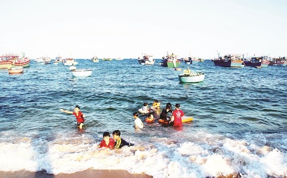 Development of seaside fishing villages in the central coastal region ảnh 2