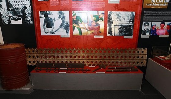 Exhibition honoring prisoners of war opens in Hanoi ảnh 2