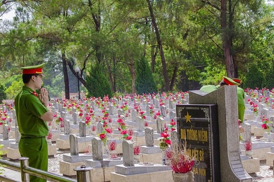 Large number of Vietnamese flock to Quang Tri legendary land in July ảnh 2