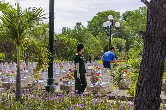 Large number of Vietnamese flock to Quang Tri legendary land in July ảnh 5