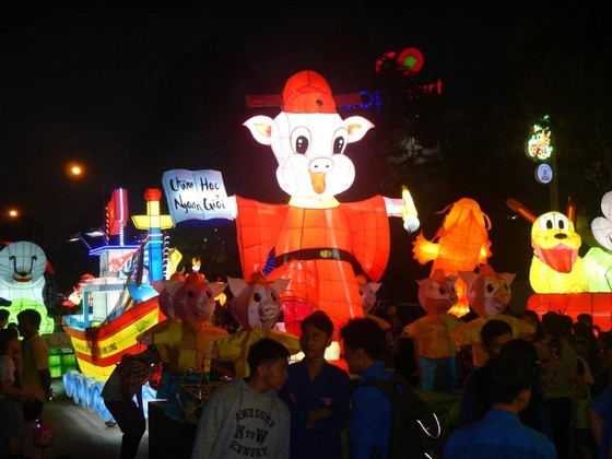 Country’s biggest Mid-Autumn Festival in Phan Thiet city ảnh 1