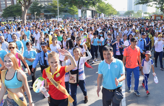 Thí sinh Hoa hậu Hòa bình Thế giới 2017 đi bộ và trồng cây tại Phú Mỹ Hưng ảnh 2