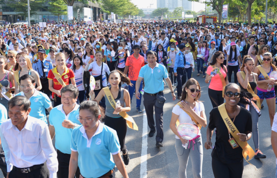 Thí sinh Hoa hậu Hòa bình Thế giới 2017 đi bộ và trồng cây tại Phú Mỹ Hưng ảnh 1