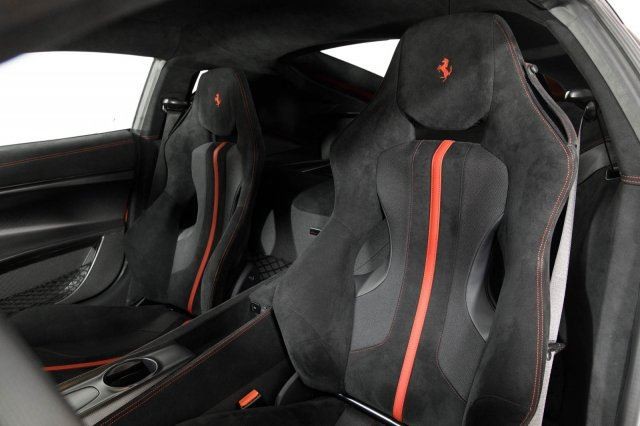 Vẻ đẹp của chiếc Ferrari F12tdf có giá bán siêu đắt đỏ trên thế giới, giá từ 31,8 tỷ Đồng - Ảnh 12. Vẻ đẹp của chiếc Ferrari F12tdf có giá bán siêu đắt đỏ trên thế giới, giá từ 31,8 tỷ Đồng - Ảnh 12.