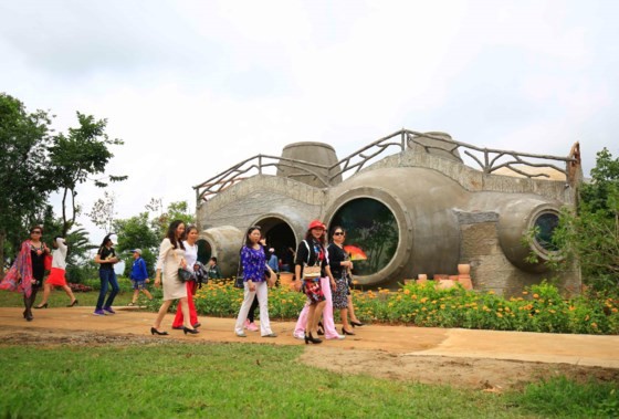 Da Lat’s red maple tourist area opens ảnh 2