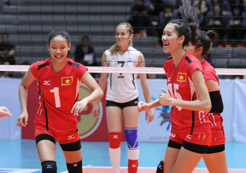 Hai tuyển thủ Dương Thị Hên (trái) và Nguyễn Thị Trinh cùng dự giải trẻ. Ảnh: THIÊN HOÀNG