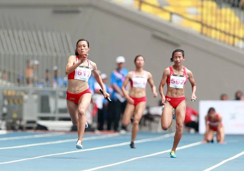 Lê Tú Chinh (trái) là VĐV chủ lực của tổ tiếp sức 4x100m nữ TPHCM. Ảnh: PHÚC NGUYỄN