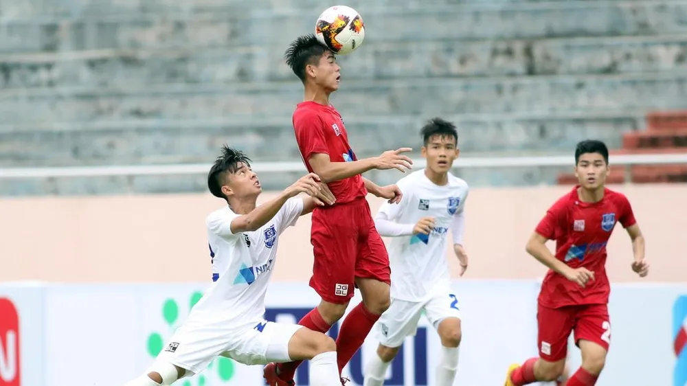 Viettel (áo đỏ) bất ngờ thắng cách biệt 3-0 trước HA.GL. Ảnh: Anh Khoa