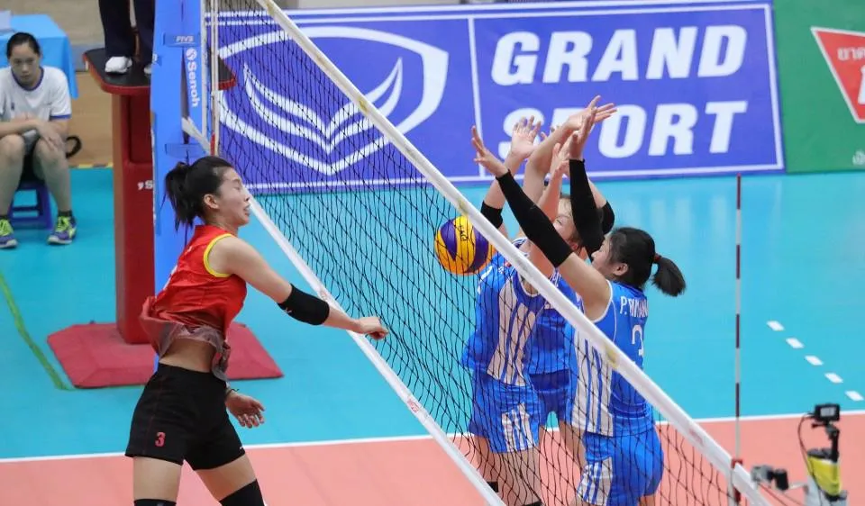 Thanh Thuý (trái) nỗ lực xuyên phá hàng chắn Triều Tiên.