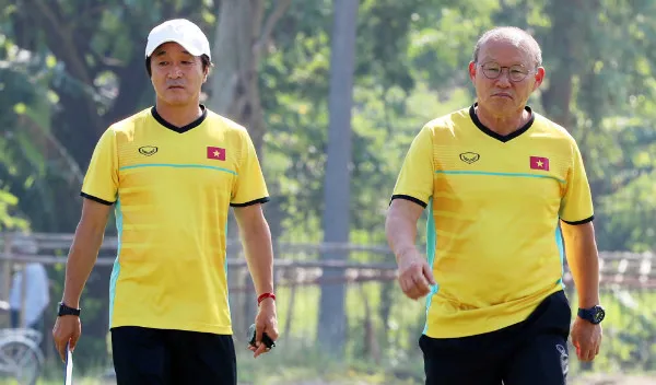 Trợ lý Lee Young-jin và HLV Park Hang-seo sẽ toả đi để nghiên cứu các đối thủ nằm chung bảng.