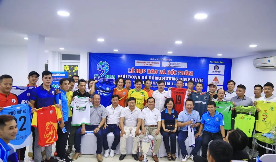 Đại diện các đội chụp ảnh lưu niệm cùng BTC, các nhà tài trợ tại buổi họp bốc thăm. Ảnh: Anh Trần