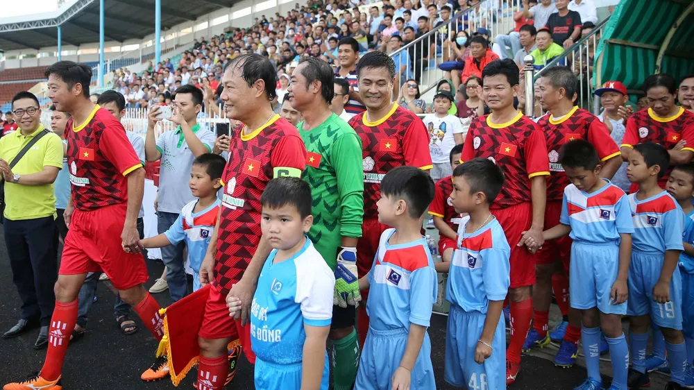 Đông đảo cựu tuyển thủ Thế hệ vàng tề tựu về sân Quy Nhơn chiều 1-11. Ảnh: Dũng Phương