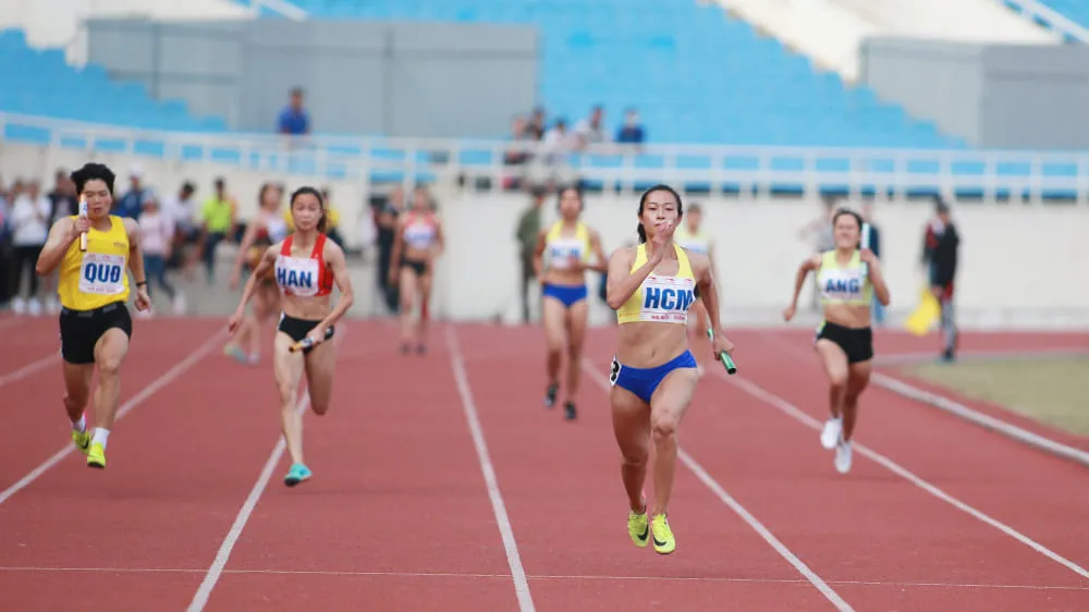 VĐV Lê Tú Chinh thi đấu ấn tượng giúp TPHCM giành 2 HCV ở các nội dung tiếp sức 4x100m nữ và 4x100m hỗn hợp. Ảnh: MINH HOÀNG