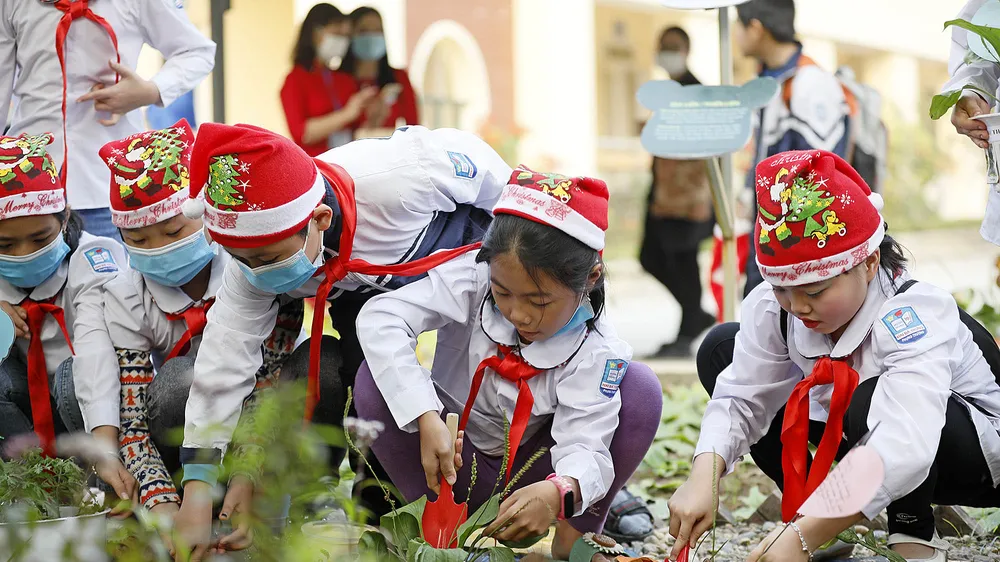 Các em học sinh trồng cây hưởng ứng Lễ hội. Ảnh: MINH HOÀNG
