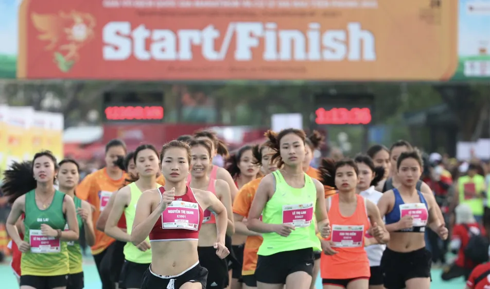 Nguyễn Thị Oanh thi đấu tại giải marathon.