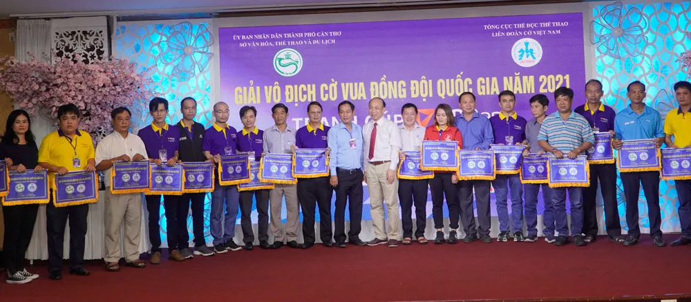 Ban tổ chức trao giải thưởng. Ảnh: M.C