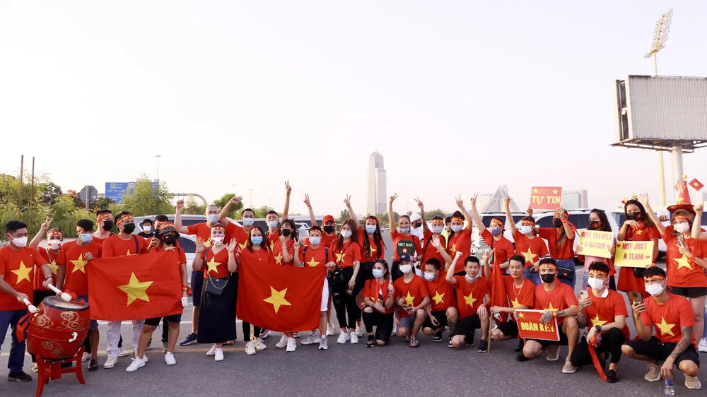 Rất động cổ động viên đã đến sân Zabeel để cổ vũ cho Đội tuyển Việt Nam chơi trận cuối cùng tại bảng G gặp UAE. Ảnh: KHƯƠNG DUY