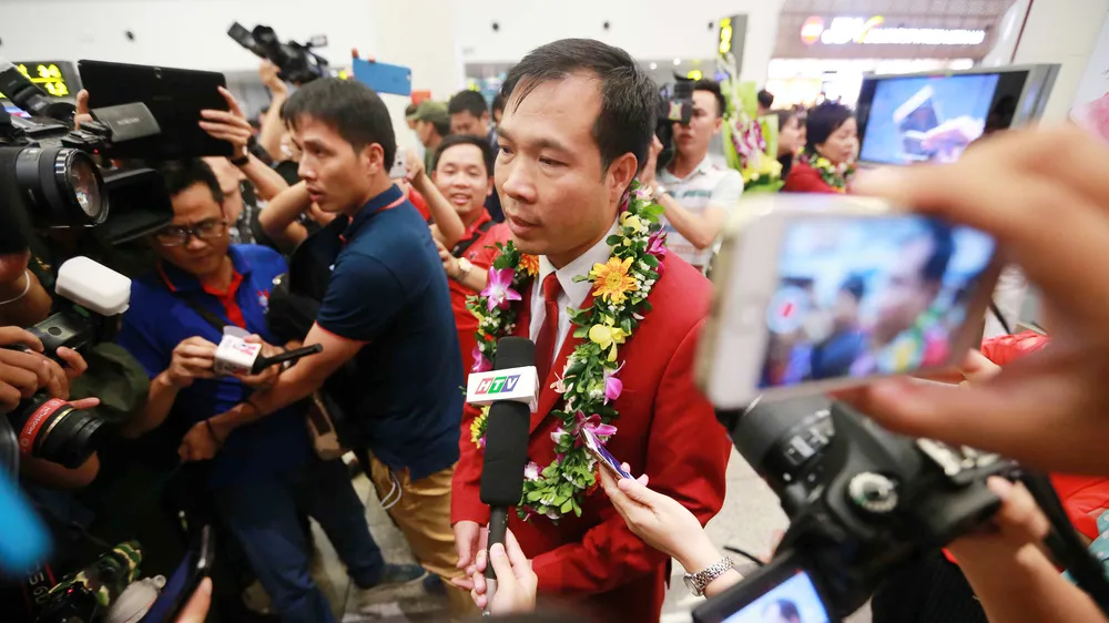 Truyền thông Việt Nam chào đón người hùng Hoàng Xuân Vinh trở về từ Olympic 2016. Tác giải: HẢI ĐĂNG