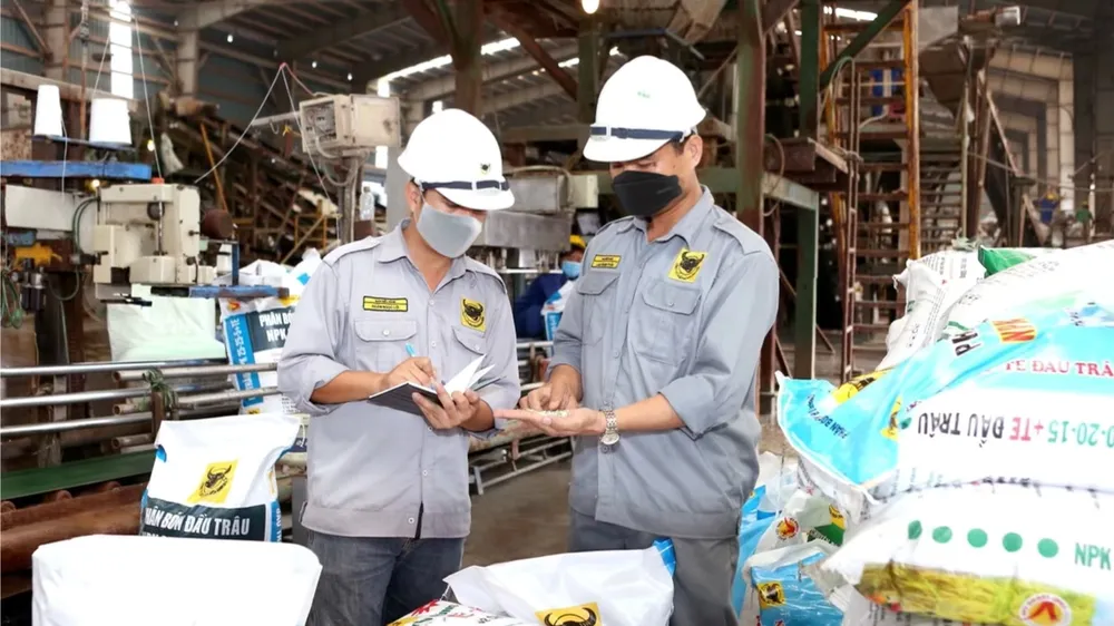 Công nhân của Cty CP phân bón Bình Điền vẫn nỗ lực sản xuất phục vụ nền nông nghiệp nước nhà.
