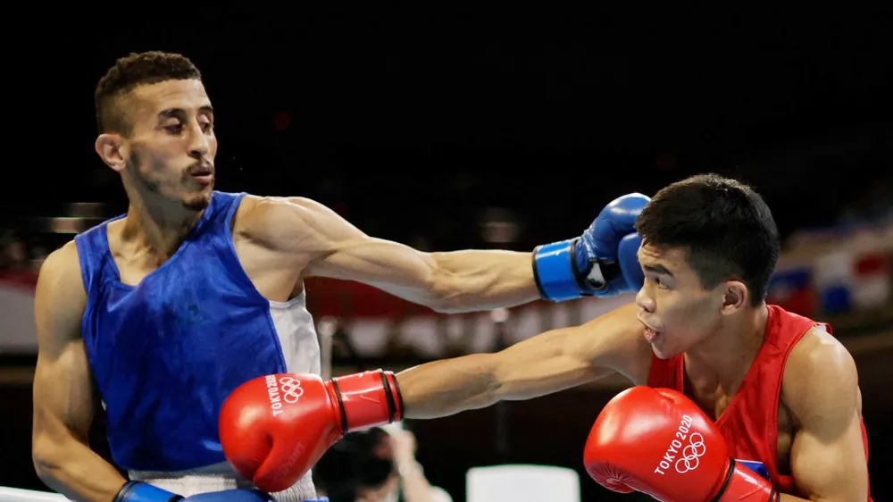 Võ sĩ Carlo Paalam (phải) của Philippines giành HCB môn quyền Anh tại Olympic Tokyo 2020.