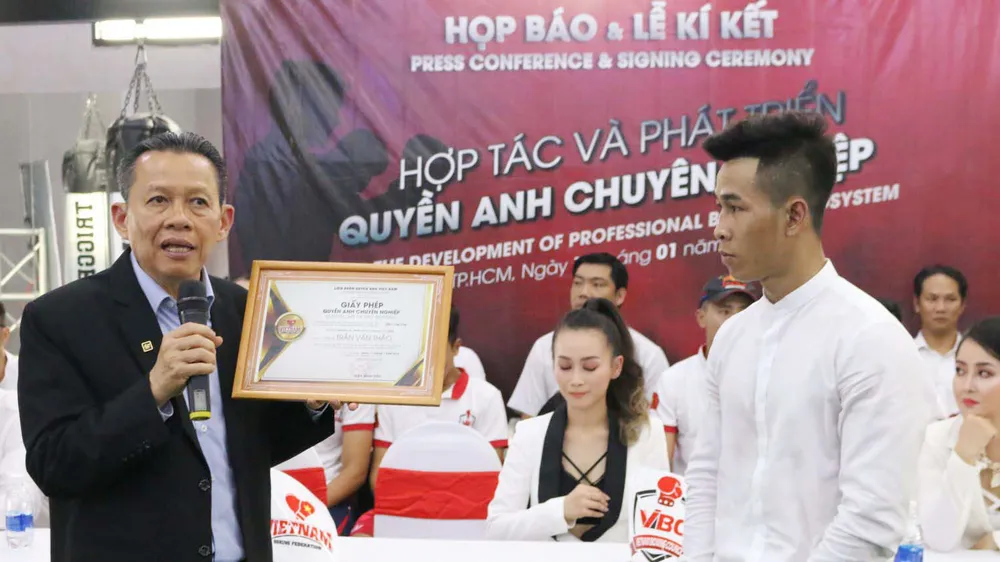 Chủ tịch đương nhiệm của VBF Trần Minh Tiến (trái).