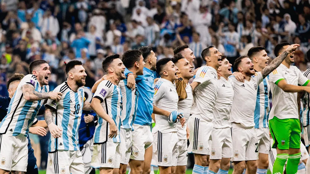 Niềm vui chiến thắng của Messi và đội tuyển Argentina ở bán kết.