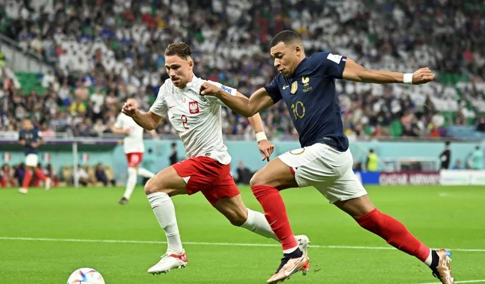 Mbappe (phải) là mối lo của Argentina.