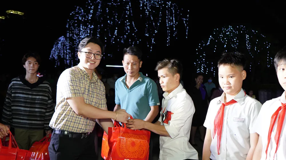 Ông Lâm Hạ Long – Phó Giám Đốc Phòng Tổ Chức Hành Chính đại diện Tổng Công Ty Becamex IDC trao những phần quà cho các bé thiếu nhi đến vui chơi tại chương trình