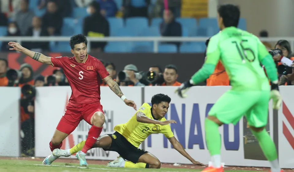 Tình huống Văn Hậu dùng cùi chỏ đánh vào mặt của hậu vệ Malaysia đang bị người hâm mộ phàn nàn