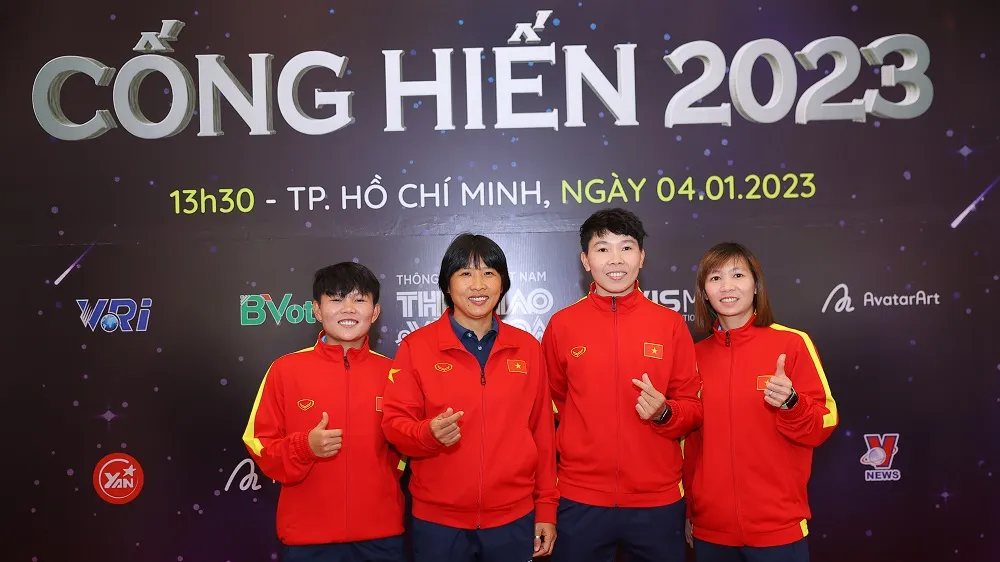 HLV Đoàn Thị Kim Chi cùng các học trò ở đội tuyển nữ Việt Nam tại buổi họp công bố Giải thưởng Cống hiến 2023