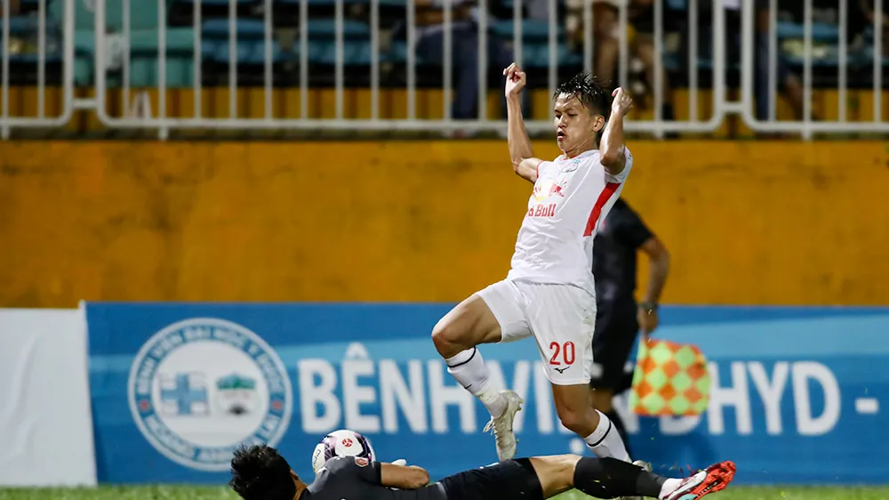 Sự việc đụng ngành hàng tài trợ giữa CLB HA.GL với nhà tài trợ V-League vẫn chưa có lối ra