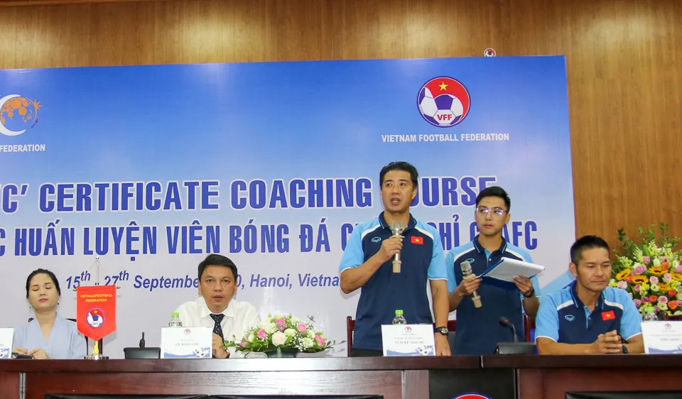 Chuyên gia Adachi trong một buổi giảng dạy tại lớp đào tạo HLV