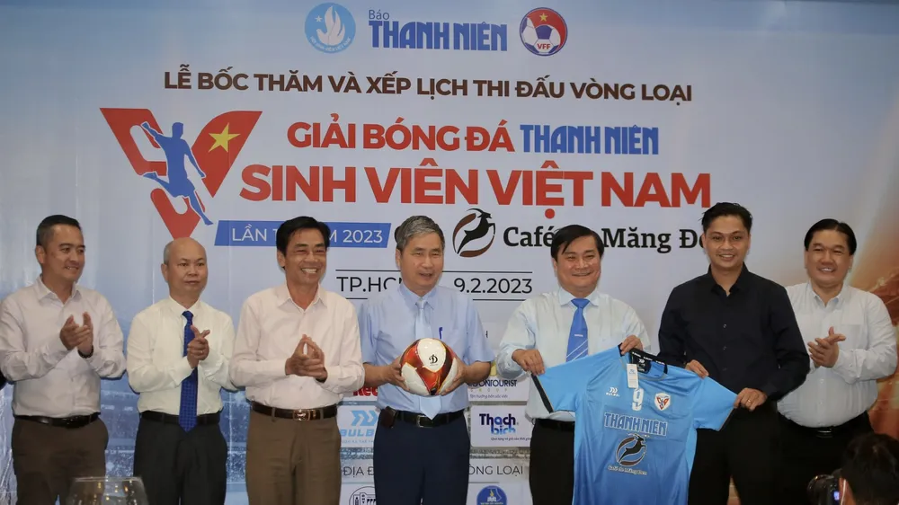 Ban tổ chức giới thiệu trang phục và bóng thi đấu tại giải. Ảnh: DŨNG PHƯƠNG