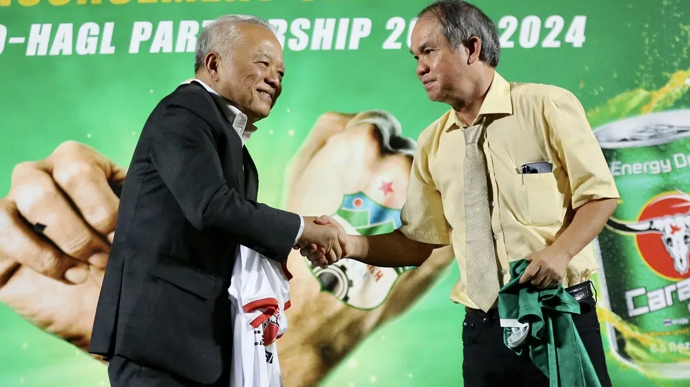 Chủ tịch tập đoàn Carabao Sathientham bắt tay bầu Đức ở buổi ra mắt