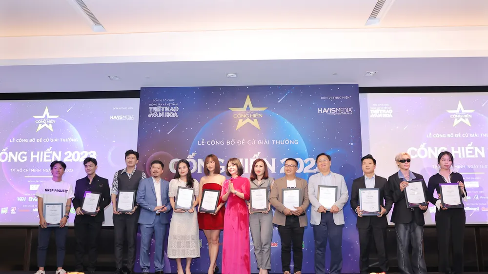 Ban tổ chức trao tặng kỷ niệm chương cho các đại biểu tham dự lễ công bố Danh sách đề cử. Ảnh: ANH TRẦN