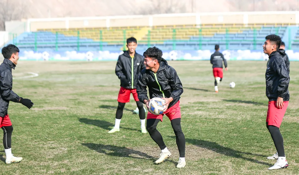 Các cầu thủ vừa phải cố sớm thích nghi với thời tiết lạnh tại Uzbekistan mà còn cả sân tập khá xấu