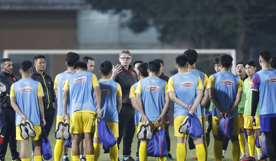 Thầy trò đội U23 Việt Nam trên sân tập tối 1-3