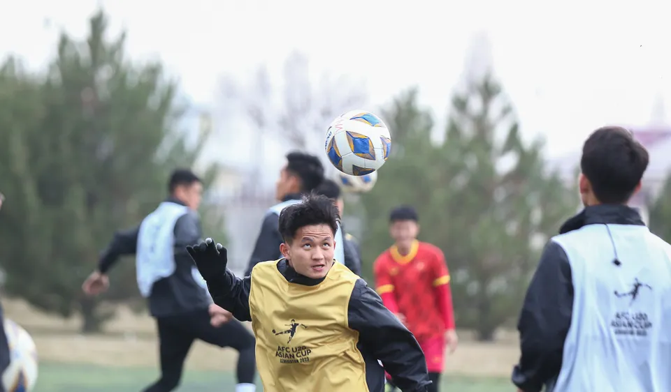 Đội U20 Việt Nam có buổi tập trên sân cỏ nhân tạo chiều 6-3