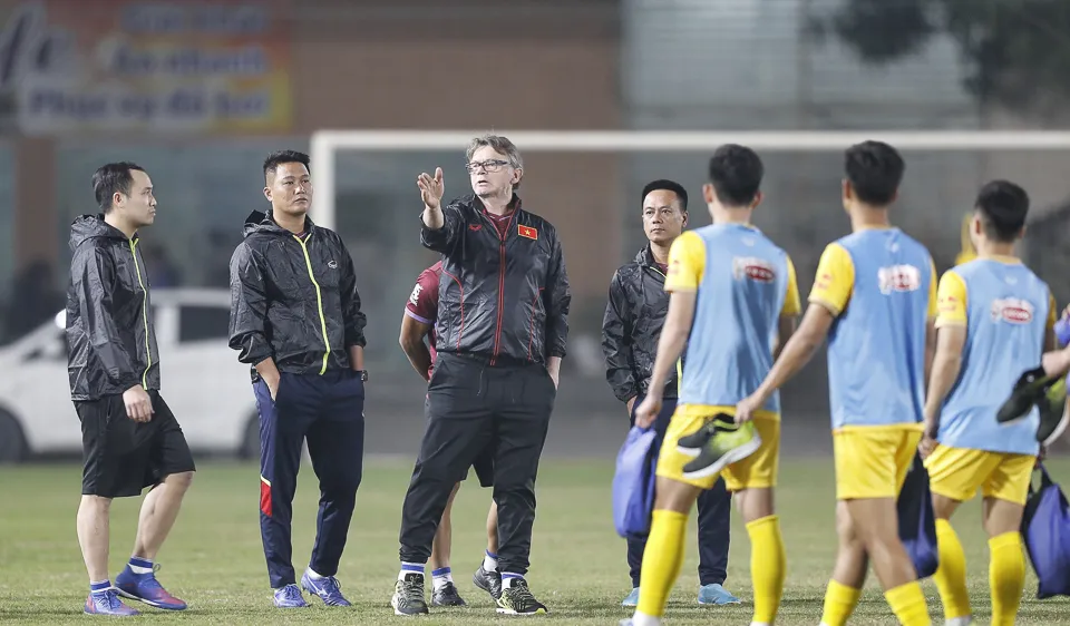 HLV Troussier trong những ngày đầu làm việc cùng đội tuyển U23