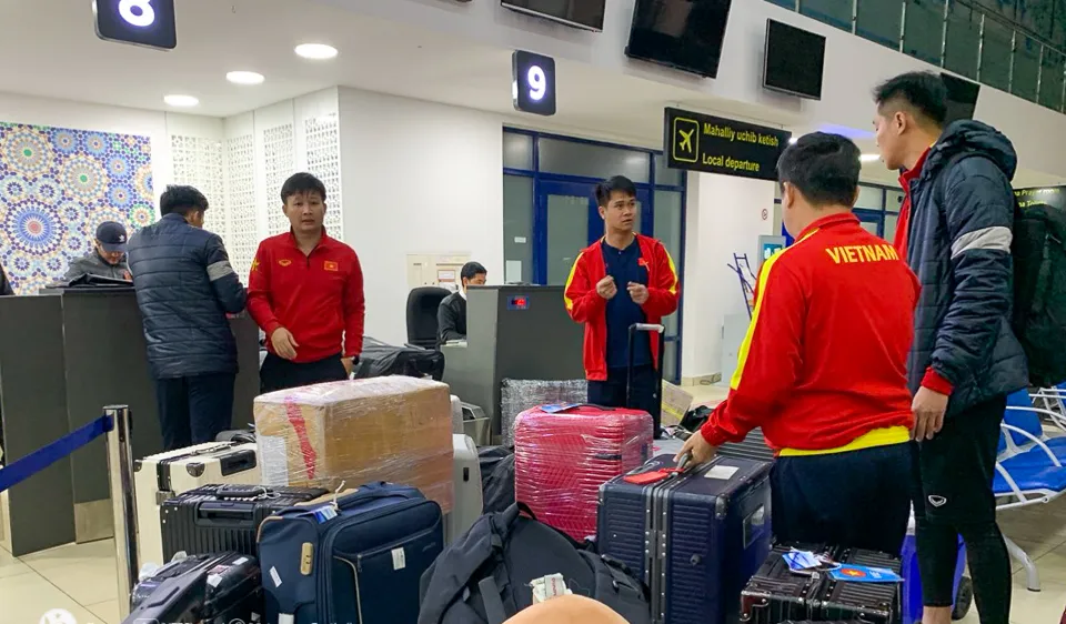Các cầu thủ chờ làm thủ tục tại sân bay